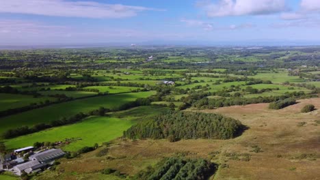 Drohnenansicht-Des-Sonnigen-Herbstabends-Englische-Landschaftsszene-Mit-Wäldern-In-Lancashire-Mit-Blick-Auf-Das-Kernkraftwerk-Heysham