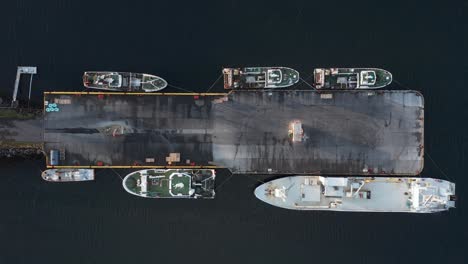 Fischerboote-Verankert-Am-Betondock-Im-Hafen,-Von-Oben-Nach-Unten