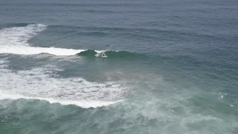 Mann-Surfer-Surfen-Perfekte-Ozeanwellen-Drohne-Luftaufnahme