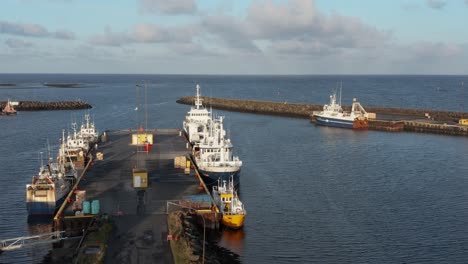Puerto-Tranquilo-Con-Barcos-De-Pesca-Estacionarios-En-Islandia,-Vista-Del-Océano-Atlántico,-Antena