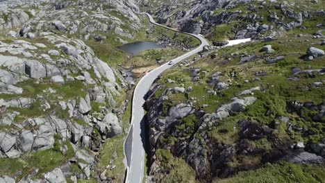 Coche-Conduciendo-Por-Una-Hermosa-Carretera-De-Paso-En-Medio-De-Noruega