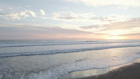 Vogelperspektive-über-Die-Wellen,-Die-Bei-Sonnenuntergang-An-Einem-Strand-Des-Pazifischen-Ozeans-In-Costa-Rica-Landen