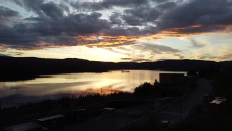 Fliegen-Durch-Bäume,-Um-Einen-Fantastischen-Sonnenuntergang-über-Einem-See-In-Norwegen-Zu-Enthüllen