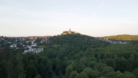 Letztes-Sonnenlicht-An-Einem-Sommerabend,-Der-Eine-Alte-Mittelalterliche-Burg-In-Deutschland-Beleuchtet