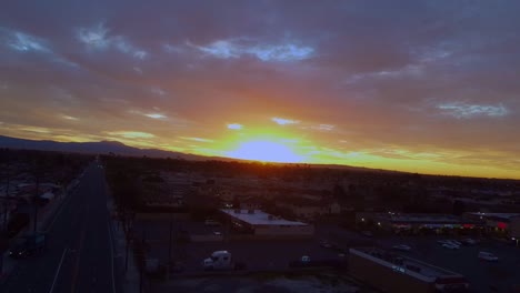 Espectacular-Amanecer-Sobre-El-Horizonte-Drone-Tire-Hacia-Atrás