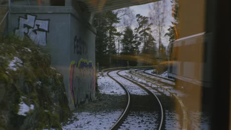 Vista-Desde-El-Interior-Del-Tren-De-Oslo,-Línea-Frognerseteren-Hasta-Vinterpark