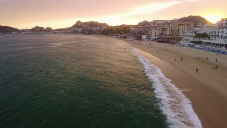 Erstaunlicher-Cabo-Sonnenuntergang-Und-Aktiver-Strand