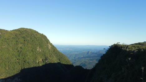 Vuelo-Aéreo-Cerca-De-Las-Montañas-Verdes-De-Serra-Do-Corvo-En-Un-Día-Soleado,-Brasil