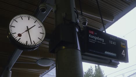 Reloj-De-La-Terminal-De-La-Estación-Central-De-Tren-De-Oslo
