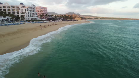 Hermosa-Vida-En-La-Playa-De-Cabo-Al-Atardecer