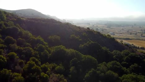 Drone-Disparó-Sobre-La-Colina-En-La-Granja-De-Niebla-En-El-Fondo