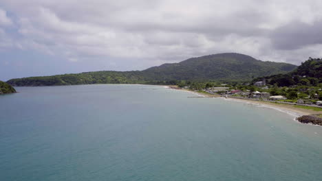 Luftaufnahme-Der-Bucht-Von-Port-Maria-In-Jamaika,-Die-Die-Insel-Carabita-Zeigt,-Die-Sich-Nach-Links-Dreht