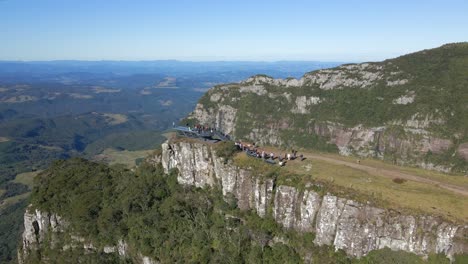 Touristen-Am-Aussichtspunkt-In-Serra-Do-Corvo,-Brasilien