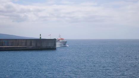 Barco-Llegando-Al-Muelle-De-La-Ciudad-De-Horta,-Faial,-Azores