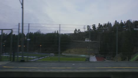 Schulfußballfelder-Vom-Zug-Nach-Oslo-Winterpark-2,-Grakammen,-Stadtzentrum