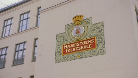 Majorstuens-Folkeskole,-Majorstuen-Schulzeichen-In-Oslo,-Norwegen-An-Einem-Bewölkten-Wintertag