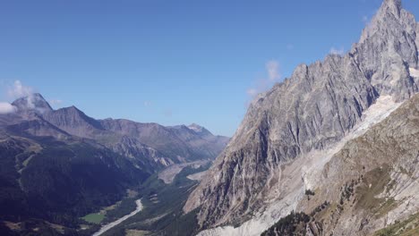 Vista-Cercana-De-Las-Paredes-Rocosas-De-La-Cordillera-De-Monte-Bianco-En-Los-Alpes-Italianos
