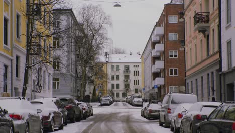 Snowy-city-street-in-Oslo,-Majorstuen-neighborhood-with-cars,-snow,-winter