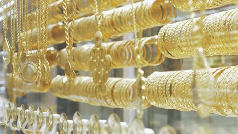 Schöne-Goldene-Hochzeitshalsketten-Und-Armbänder-Im-Schmuckschaufenster