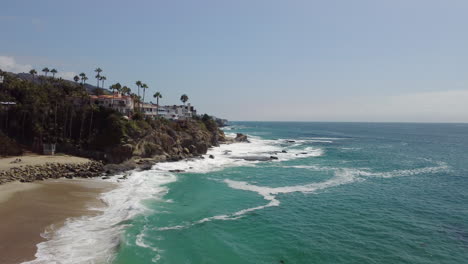 Perfekte-Kalifornische-Laguna-Beach-Palmen-Und-Türkisfarbenes-Wasser