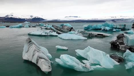 Low-flyover-of-icebergs-in-Jokulsarlon-towards-Vatnajokull-icecap-1