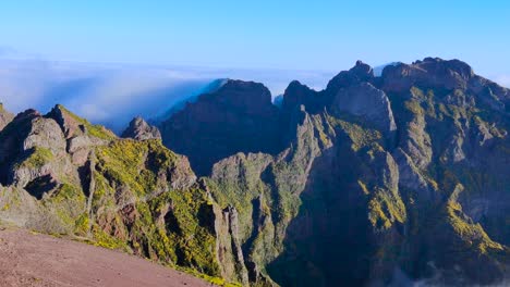 Majestätischer-Berg-Von-Pico-De-Arieiro-Spitzen-über-Wolken,-Schwenkansicht-Nach-Links