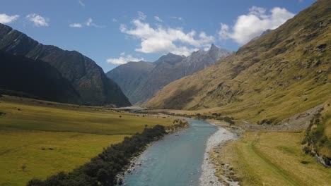 Volando-Bajo-Sobre-Un-Río-En-Las-Montañas-De-Nueva-Zelanda