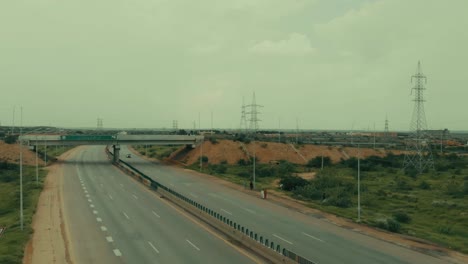 Vista-Aérea-De-La-Autopista-De-Karachi-Con-Tráfico-Acercándose