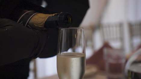 Champagner-Wird-Bei-Der-Hochzeit-Gegossen