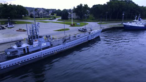 El-Museo-Submarino-Uss-Silversides-En-El-Día-Para-La-Noche-A-Través-De-Drones