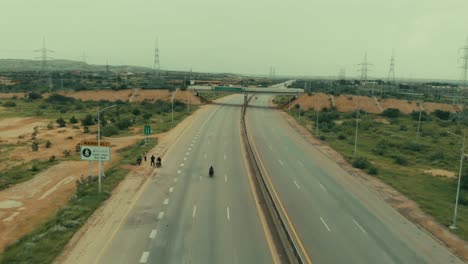 Toma-Aérea-Bloqueada-Sobre-La-Autopista-De-Karachi