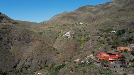 Dron-Dando-Vueltas-A-Un-Hombre-Parado-En-El-Borde-De-Una-Gran-Montaña,-Tenerife-España