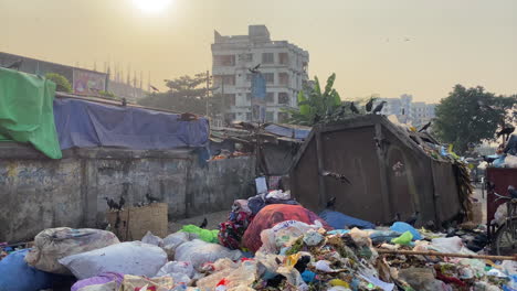 Müllproblem-In-Den-Straßen-Der-Stadt-Dhaka,-Handheld-Ansicht