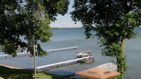 Docks-in-a-lake-with-boats-in-the-middle-of-summer-in-northern-Minnesota