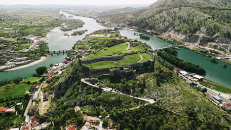 Atemberaubende-Panorama-Luftaufnahme-Einer-Burgruine-Auf-Einem-Hügel