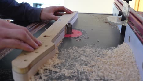 Herstellung-Von-Gitarrenhälsen-Durch-Wegfräsen-Von-Holz-In-Einer-Werkstatt