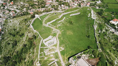 Wunderschöne-Panorama-Luftaufnahme,-Die-über-Burgruinen-Auf-Einem-Hügel-Fliegt