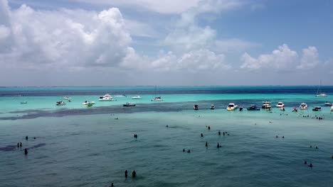 Eine-Nach-Oben-Geneigte-Aufnahme-Eines-Schönen-Badeortes-Für-Touristen-Auf-Der-Isla-Mujeres-In-Cancun,-Mexiko