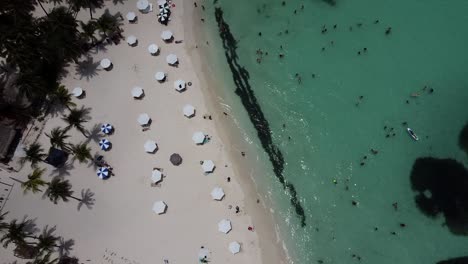 Eine-Drohnenaufnahme-Des-Wunderschönen-Karibischen-Nordstrandes-Auf-Der-Isla-Mujeres-In-Der-Nähe-Von-Cancun,-Mexiko