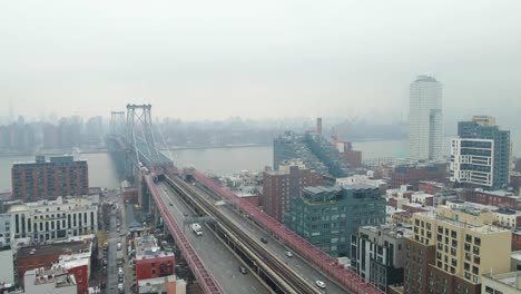 Zeitlupendrohne-Seitwärtsbewegung-über-Williamsburg-Bridge-Nach-Manhattan-Nyc