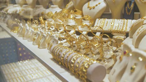 Schöne-Goldene-Armbänder-Im-Schaufenster-Des-Türkischen-Juweliers