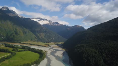 Toma-Aérea-De-Un-Maravilloso-Valle-En-Nueva-Zelanda