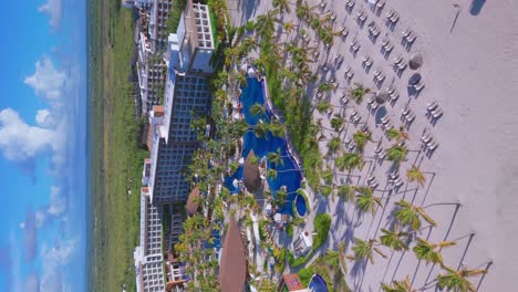 Palmeras-Tropicales-En-La-Playa-De-Arena-Blanca-Frente-Al-Resort-Hyatt-Ziva-Cancun-En-Verano