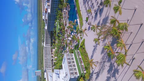 Vista-Impresionante-Del-Hotel-Y-Resort-De-Lujo-Frente-Al-Mar-En-Verano-A-Lo-Largo-De-La-Playa-De-Juanillo-En-Punta-Cana,-República-Dominicana