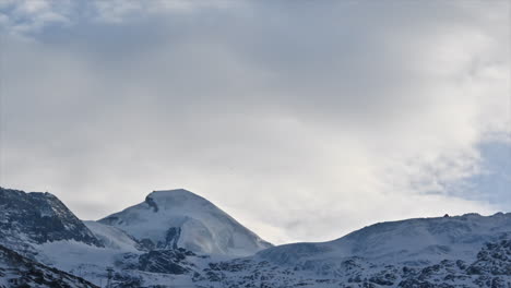 Timelapse:-Una-Cadena-Montañosa-En-Los-Alpes-Suizos-Durante-Un-Día-Nublado,-Nubes-En-Movimiento-Sobre-Las-Cumbres