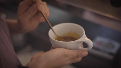 Kaffee-Wird-Im-Café-Zubereitet