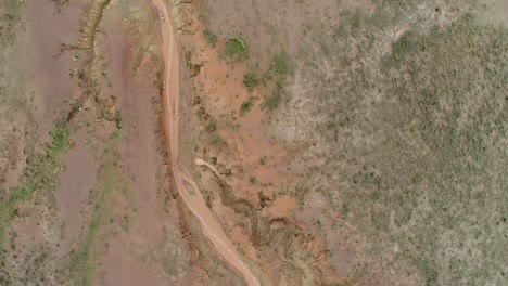 Afrikanischer-Sedimentfluss-Mitten-In-Der-Ebene,-Mit-Kleinen-Erdhügeln-Und-Ohne-Vegetation