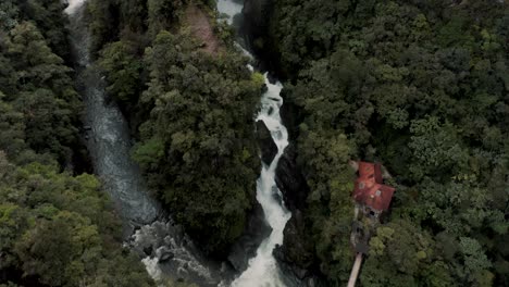 Blick-Von-Oben-Auf-Den-Felsigen-Fluss-Und-Den-Wasserfall-Pailon-Del-Diablo-In-Banos-De-Agua-Santa,-Ecuador
