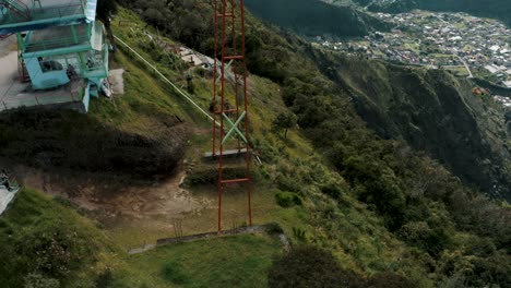 Die-Schaukel-Am-Ende-Der-Welt---Atemberaubendes-Erlebnis-In-Baños,-Ecuador-Luftdrohnenaufnahme