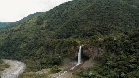 Wasserfall-Manto-De-La-Novia,-Der-In-Den-Fluss-Pastaza-In-Agoyan,-Ecuador-Fließt